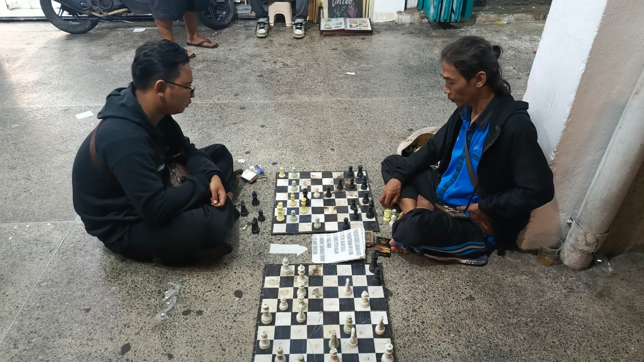 Lelaki Tidak Bercerita, Tapi Main Catur di Jalanan Malioboro