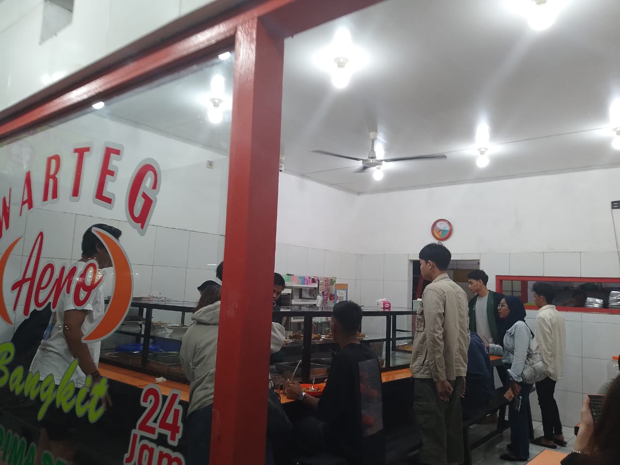 Warteg Aero jadi langganan Mahasiswa Unair Surabaya (Nyangkem.id/Ridhoi)
